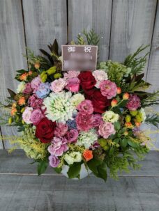 銀座のギャラリー路地裏にお届けした個展開催御祝いのアレンジメントフラワー