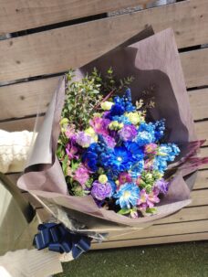 誕生日御祝いにお届けした青、紫色系の花束