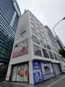 池袋PACKSビル4階イベントフロア（旧アニメイトアネックス）でのサイン会・出版記念に贈るアレンジメントフラワー