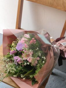 雑誌撮影終了後にお渡しのサプライズの花束