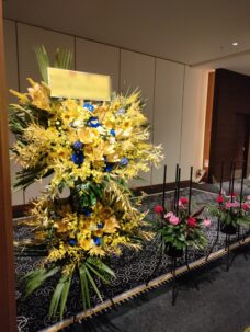 ホテルニューオータニ　鶴の間にスタンド花をお届け