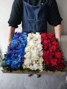 フレンチレストランにお届けしたフランス国旗（トリコロール）の生花アレンジメント