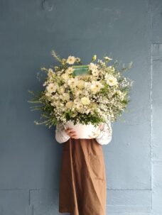 誕生日御祝にお届けの白色系のフラワーアレンジメント