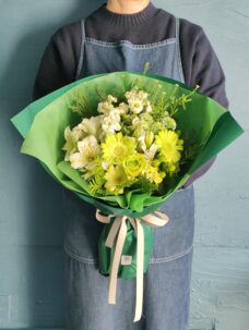 港区六本木にお届けした緑色の花束