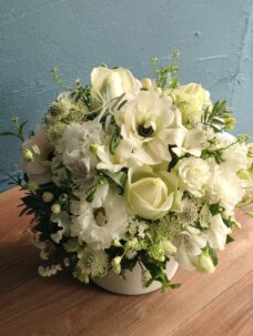 世田谷区中町にお届けした白い花で作成の供花