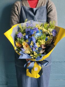 CM撮影終了後にお渡しする黄色と青い色の花束