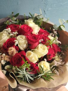 プロポーズ用の花束、赤バラ12本白バラ8本　大田区の当店ご来店