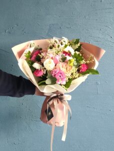 店舗（大岡山駅）にご来店でご用意した誕生日の花束