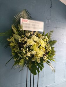 東京ドームにお届けした緑色系の花材のスタンド花