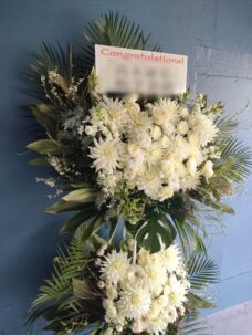 Kanadevia Hallにお届けした真っ白なスタンド花2段