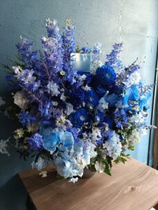 サイン会開催御祝の青いアレンジメント