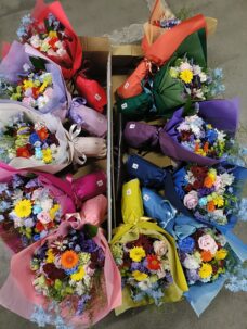 10人グループ、10色の花材で作成の花束